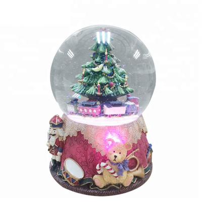 Hot sale Christmas resin snow globes for Home Decoration